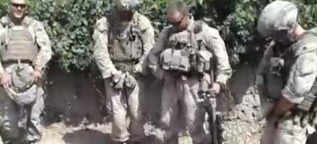 Marines orinando sobre cadáveres en Afganistán Marines orinando sobre cadáveres en Afganistán