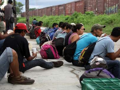 Inmigrantes viajan en La Bestia