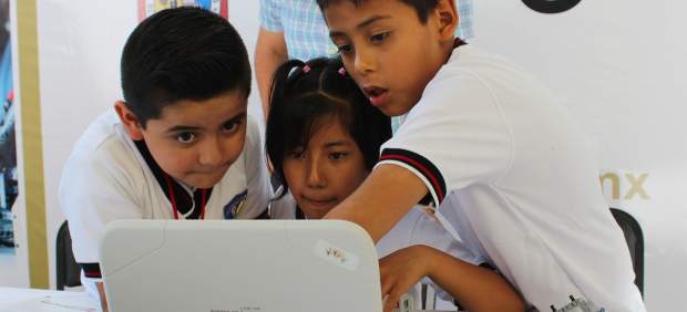 Niños en una computadora Niños en una computadora