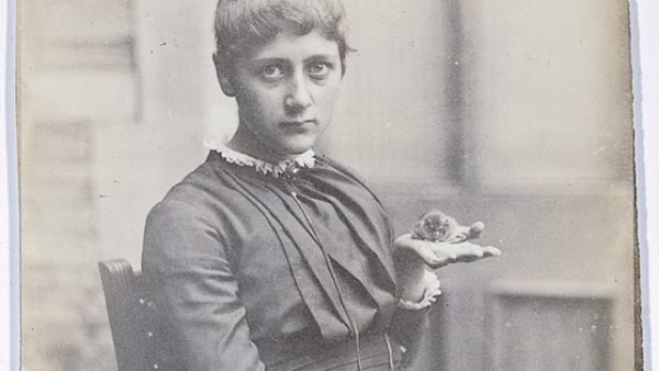 ´Beatrix Potter with Her Pet Mouse Xarifa, 1885´ ´Beatrix Potter with Her Pet Mouse Xarifa, 1885´