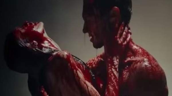 Denuncian el nuevo videoclip de Maroon 5 por mostrar la fantasía sangrienta de un acosador