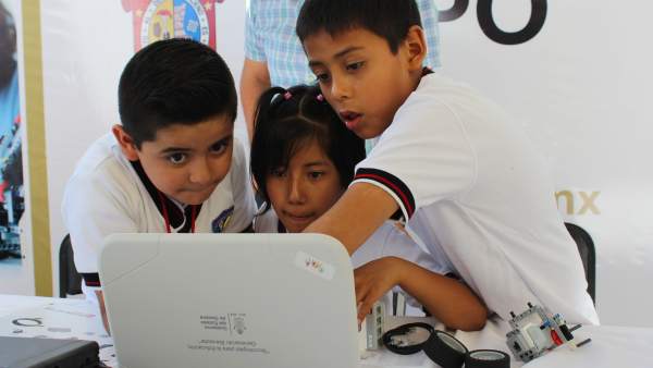 Niños en una computadora Niños en una computadora