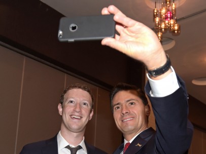 Enrique Peña Nieto se tomó una selfie con Mark Zuckerberg