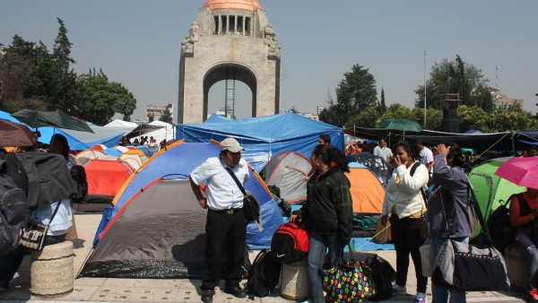 Plantón de la CNTE en el Monumento a la Revolución Plantón de la CNTE en el Monumento a la Revolución