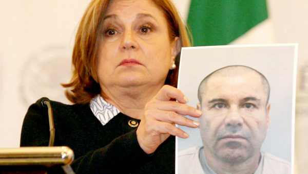 Arely Gómez con la foto del Chapo Arely Gómez con la foto del Chapo