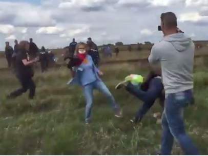 Una periodista zancadillea a un refugiado